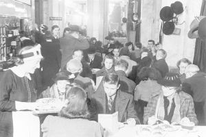 1942 年倫敦 Lyon’s Corner House 的下午茶時光。 ▲1942 年倫敦 Lyon’s Corner House 的下午茶時光。