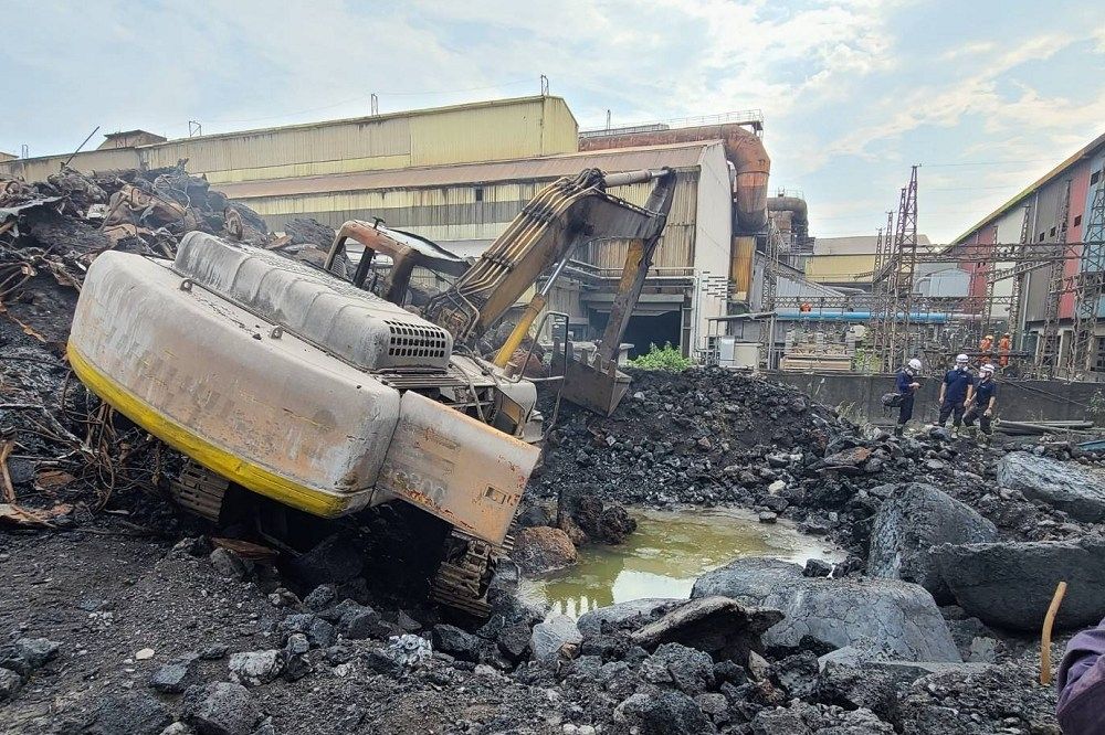 ▲高雄市小港區海光鋼鐵廠20日移置爐渣時不慎引爆高溫爐渣，一名越南籍移工當場被燒死在挖土機駕駛座上。（圖／高雄市政府提供）