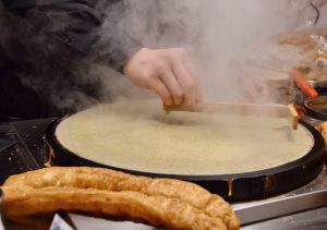 煎餅 ▲煎餅是北方的傳統主食,方便保存與攜帶。在經濟不富裕的年代,只需泡水軟化、加點酸菜就能果腹。
