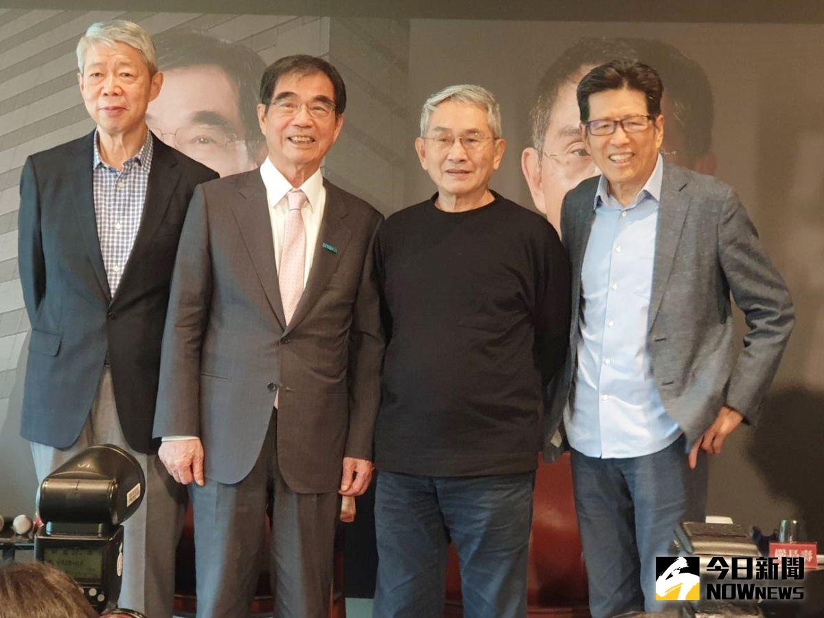 ▲光寶科創辦人宋恭源（圖左二）公益贈書5萬冊，邀林懷民（右二）、嚴長壽（右一）、張孝威（左一）共襄盛舉。（圖／記者許家禎攝，2022.9.22）