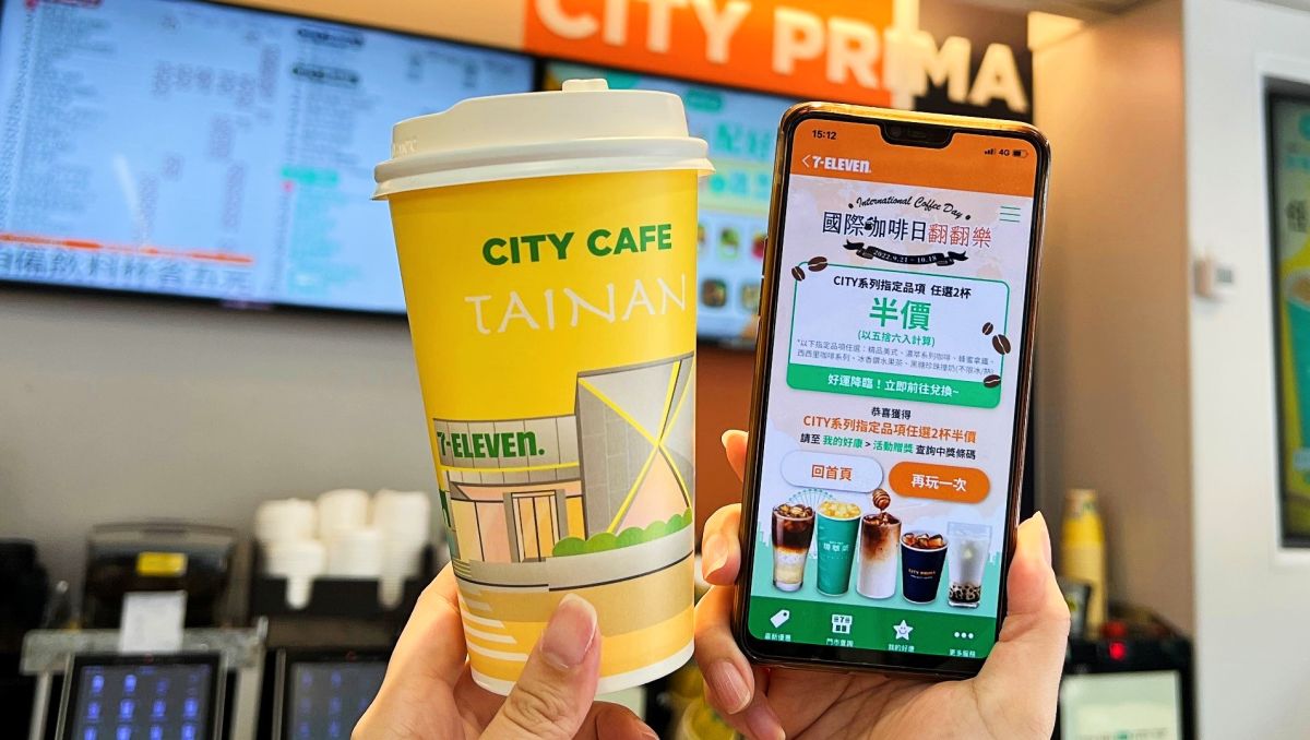 ▲迎接國際咖啡日，7-11精品美式、精品拿鐵買7送7，特大杯美式第2杯10元，並推出期間限定的「台南城市杯–金秋版」，杯身以古都台南意象為發想，結合亞萬門市外觀，呈現迷人秋色。（圖／7-ELEVEN提供）