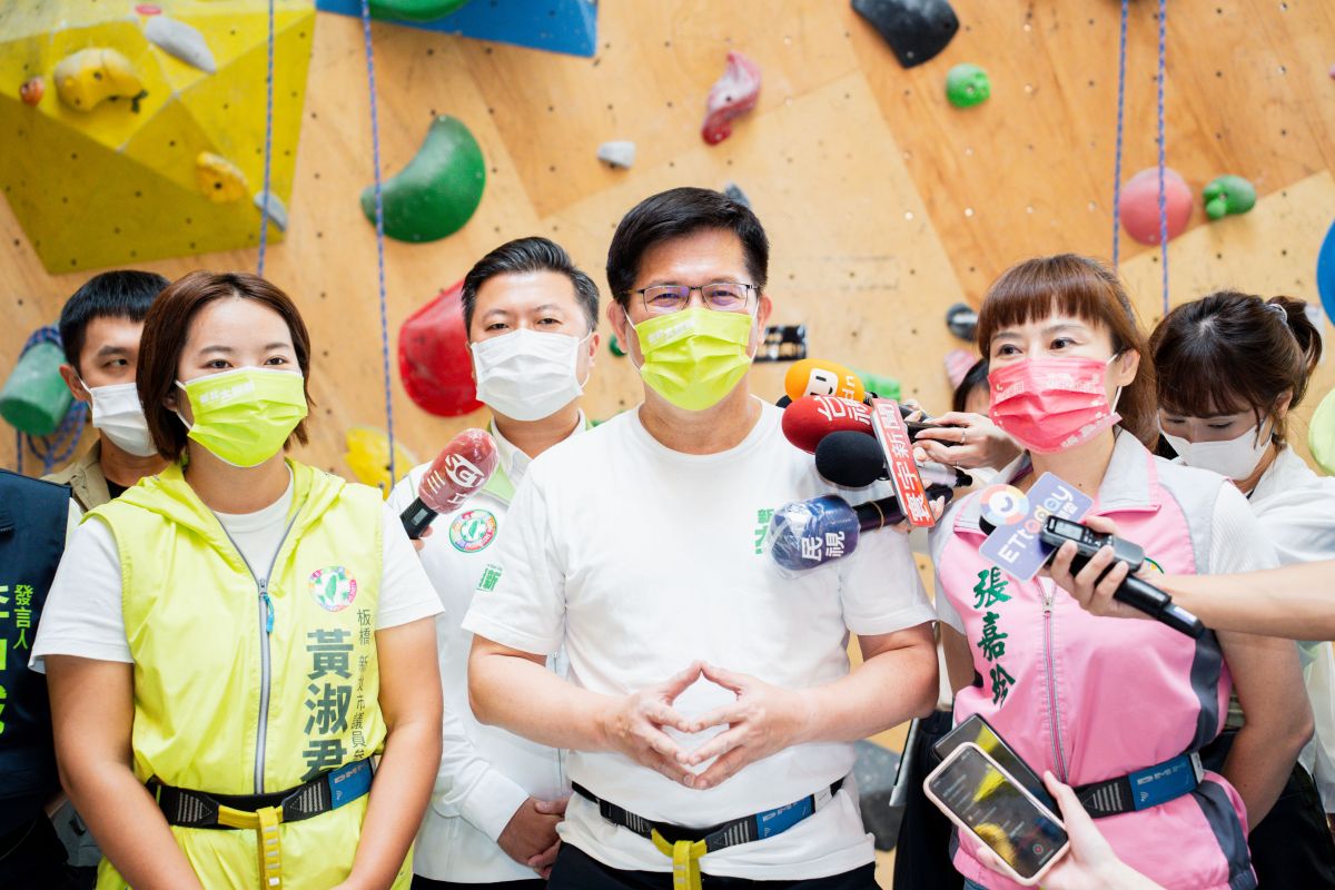 ▲林佳龍前往中和區攀岩館進行攀岩交流，受訪針對高虹安「戰學歷」風波表示，學歷只是培養獨立思考、做學問的訓練，直言自己在畢業那天就不知道畢業證書放在哪裡了。（圖 ／林佳龍競選辦公室提供）