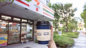 ▲CITY PRIMA推出精品咖啡大師語錄杯套,即日起至10月4日前精品美式或精品拿鐵任選第二杯10元。(圖/7-ELEVEN提供) ▲CITY PRIMA推出精品咖啡大師語錄杯套,即日起至10月4日前精品美式或精品拿鐵任選第二杯10元。(圖/7-ELEVEN提供)