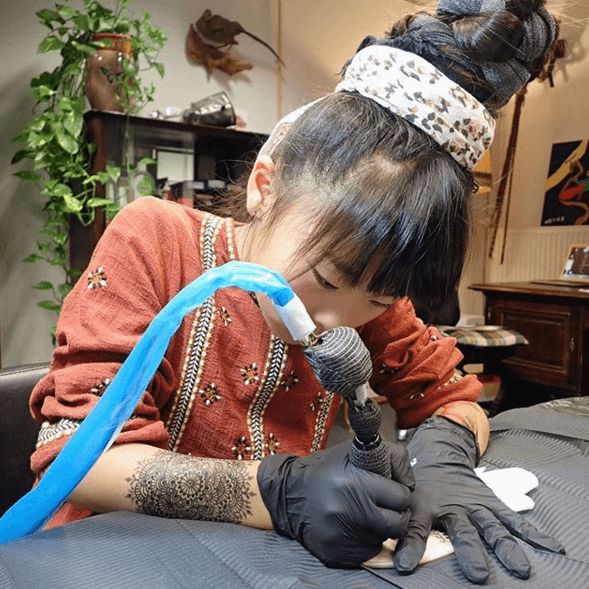 ▲一名居住在荷蘭阿姆斯特丹的日本13歲女孩Noko，小小年紀就成為刺青師。（圖／翻攝自IG@ noko_tattoo）