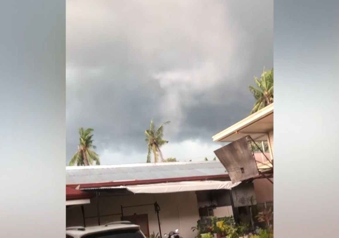 ▲有菲律賓民眾拍下龍捲風生成瞬間，震撼過程全曝光。（圖／AP美聯社／Viral Press）