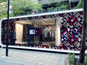 鳳小岳、郭雪芙秀冬裝挺快閃店 聞「0+7」喊恭喜想出國 ▲TOMMY HILFIGER時尚快閃店,9/23~10/4期間限定開設於信義區香堤大道。(圖/記者蕭涵云攝)