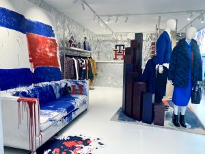 鳳小岳、郭雪芙秀冬裝挺快閃店 聞「0+7」喊恭喜想出國 ▲全新品牌標誌TH Monogram完整移師台灣初亮相。(圖/記者蕭涵云攝)