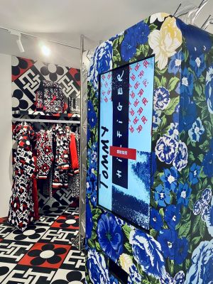 鳳小岳、郭雪芙秀冬裝挺快閃店 聞「0+7」喊恭喜想出國 ▲TOMMY HILFIGER快閃店內還可體驗趣味拍貼機。(圖/記者蕭涵云攝)