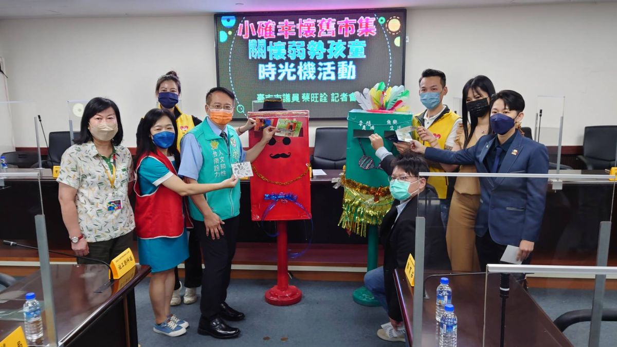 ▲台南市議員蔡旺詮及台南市社區關懷長照福利協會理事長郭涵妤、環宇國際文教基金會公關主任尹承莉一起將明信片投入幸福時光郵筒（圖／記者林怡孜攝，2022,09,22）