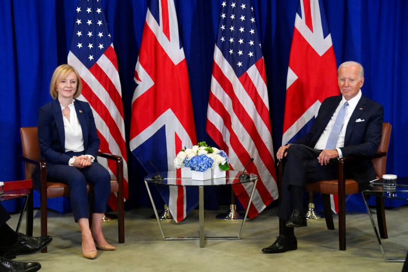 ▲美國總統拜登（右）與英國首相特拉斯（左）22日會面，討論北愛及烏克蘭問題。（圖／美聯社／達志影像）
