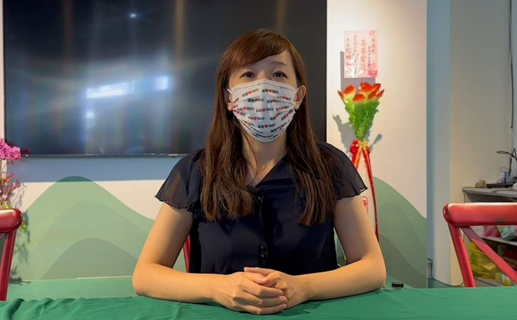 ▲蔡適應競選總部發言人陳彥寧回應對手指控的黑道助理是獅子會會長，謝國樑也曾出席會長交接典禮並致意，反控國民黨提名60幾位有前科的議員，強調不應該用雙重標準看待。（圖 ／蔡適應競選總部提供）