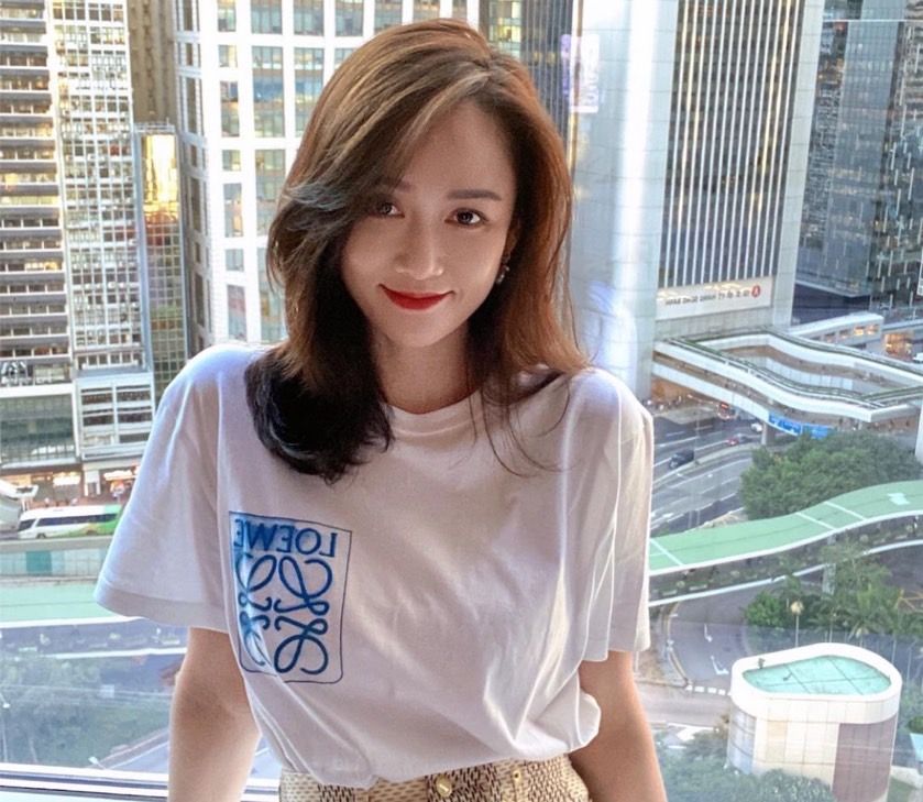 ▲陳喬恩今（22）日結束旅程回到家，豈料一出電梯就看到堆得比人還高的「包裹山」，根本沒地方走路。（圖／翻攝自陳喬恩IG）