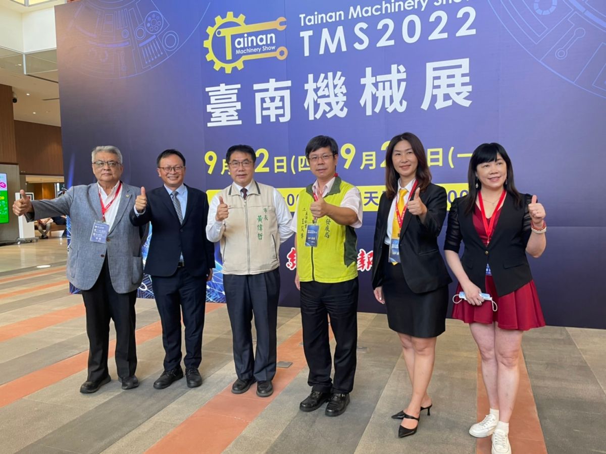 ▲（左起）台灣機械工業同業公會理事長魏燦文、經濟日報副社長周祖誠、台南市長黃偉哲、台南經發局主秘王俊博、台灣雷射鈑金發展協會理事長林洧緹、南科管理局專委王雅嫻於2022臺南機械展合影（圖／記者林怡孜攝，2022,09,22）