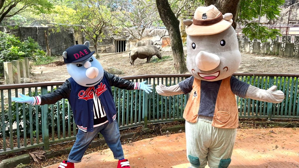 ▲「犀奇哥」邀請「大義」到動物園，一同向園內的白犀牛「犀奇」和「寶寶」祝賀這個屬於牠們的節日。（圖／高市府觀光局提供）