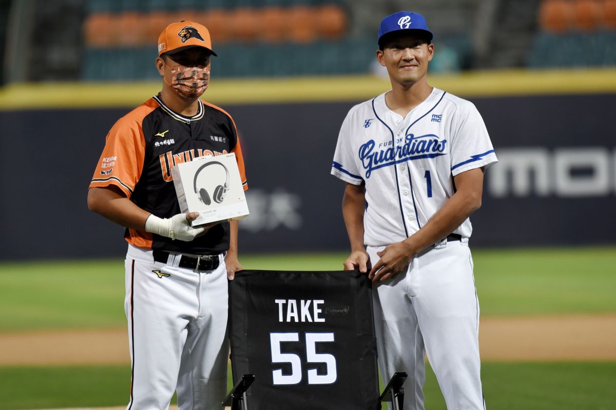 ▲統一獅潘武雄(左)今晚迎來新莊球場最終戰，由悍將隊長林哲瑄(右)代表送出退休賀禮(圖/陳明安攝)