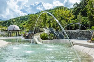 永續旅遊/環保減碳 五星飯店集團從無備品、瓶裝水做起 ▲近期甫開幕的紅葉谷溫泉園區,則打造兼具溫泉、戲水、餐飲等多功能低密度開發的觀光休閒園區。(圖/雲朗提供)