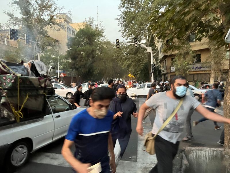 ▲伊朗女子阿米尼疑似因頭巾問題遭宗教警察打死一案，在伊朗掀起抗議示威潮。資料照。（圖／美聯社／達志影像）