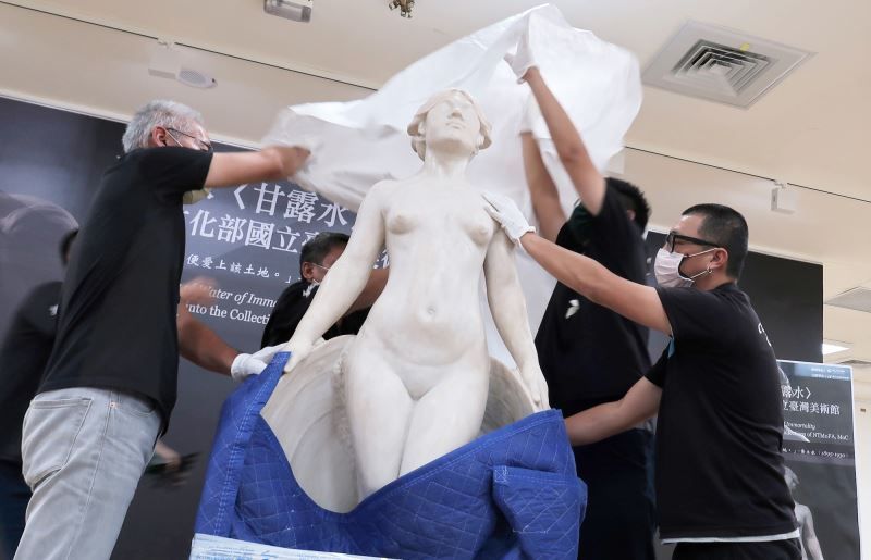 ▲台灣藝術家黃土水雕塑作品「甘露水」，正式入藏於國立台灣美術館。圖為運輸人員於國美館典藏庫房拆除「甘露水」保護包裝。（圖／國美館提供）
