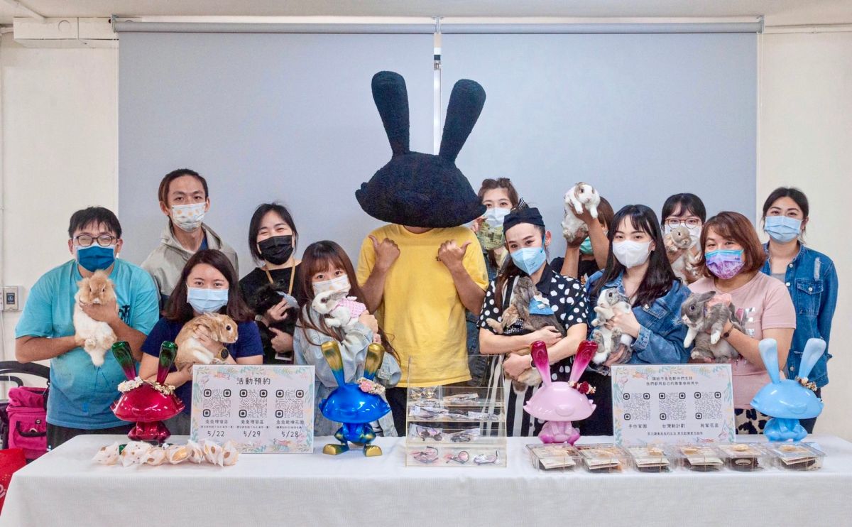 ▲T.n.p台灣新計劃負責人唐念平與愛兔學員共同製作兔兔花圈。（圖／資料照片）