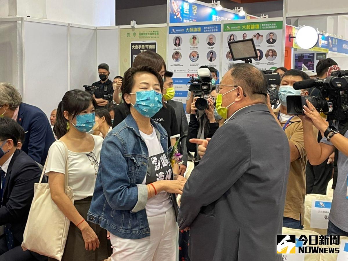 ▲黃珊珊遲到還與現場人士寒暄，讓陳時中與林佳龍等人乾等，活動開幕式也為此延誤。（圖／記者黃宣尹攝，2022.09.23）
