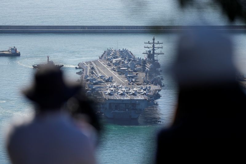▲美國航空母艦雷根號（USS Ronald Reagan）和同行的打擊群停靠在南韓南部港市釜山的海軍基地。（圖／美聯社／達志影像）