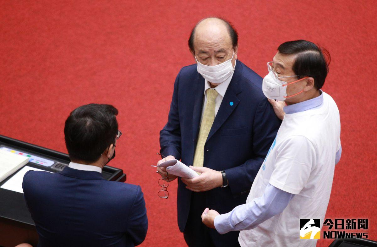 ▲柯建銘表示考量各政黨積極備戰選舉，因此建議11月25日院會停會，但國民黨團今則表達拒絕態度，並強調不願當薪水小偷。（資料照／記者葉政勳攝）