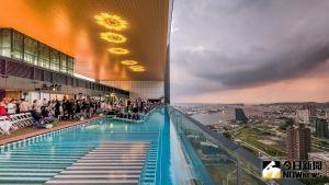 ▲「承億酒店」24樓的「高空懸挑透明無邊際泳池」，是高雄最熱門的打卡點。（圖／記者陳美嘉攝，2022.09.22）