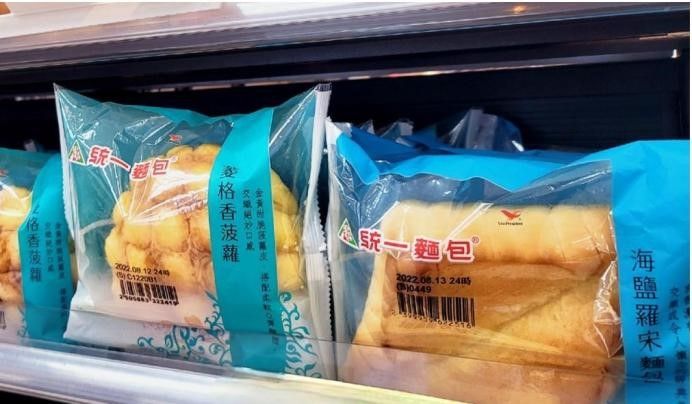 ▲統一麵包「菱格香菠蘿」暗藏許多人不知道的美味秘訣,其中豐厚的菠蘿皮是關鍵。(圖/NOWnews攝)