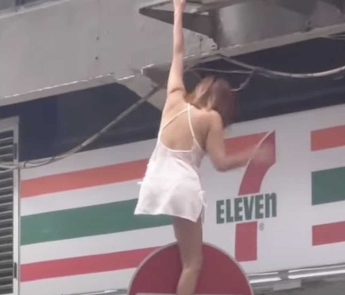 ▲近日在臉書「爆怨公社」瘋傳一段影片，一名身材火辣的金髮女郎，從3樓的窗口爬出，過程險象環生。（圖/爆怨公社）