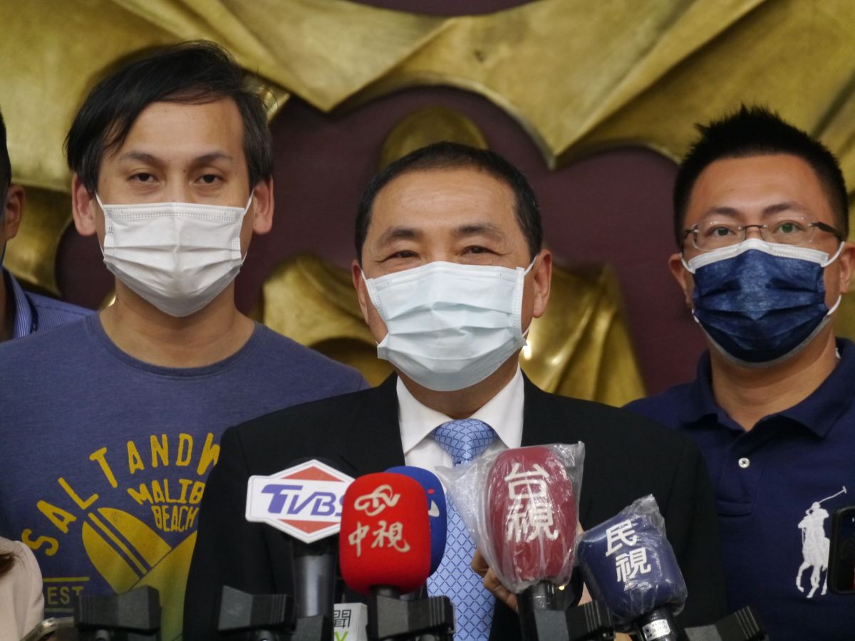 ▲針對博士學位質疑，侯友宜在市議會市政總質詢前受訪時以「按照教育部規定」、「簡章內容很清楚」及「歡迎大家檢視」簡短回答。（圖 ／記者吳嘉億攝，2022.9.23）