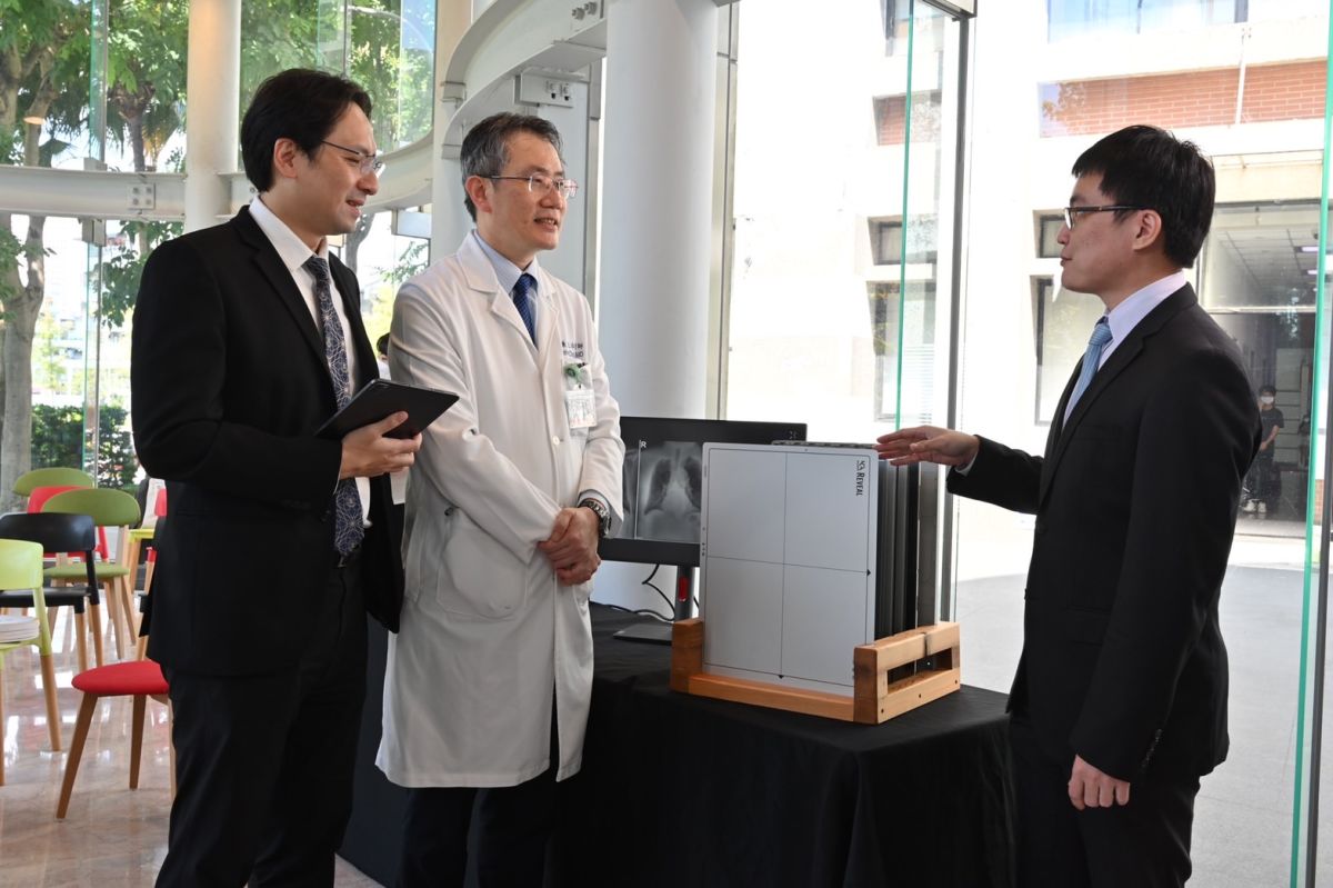▲臺北醫學大學與生醫廠睿生光電合作開發「5G AIoT行動X光肺部篩檢」智慧醫療解決方案，圖為5G行動會診。（圖／睿生光電提供）