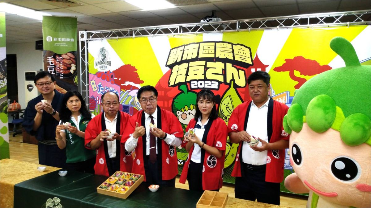 ▲台南市長黃偉哲(中)與新市農會總幹事李美嬅(右二)及來賓品嘗毛豆風味餐（圖／記者林怡孜攝，2022,09,23）