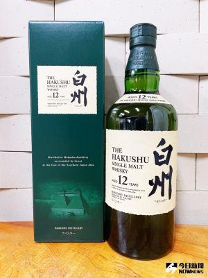 ▲孫男選了1瓶市面較罕見的日本白州12年威士忌，並拿出自己證件作為抵押，保證晚點就回來。（示意圖／記者郭俊暉攝，2022.9.23）