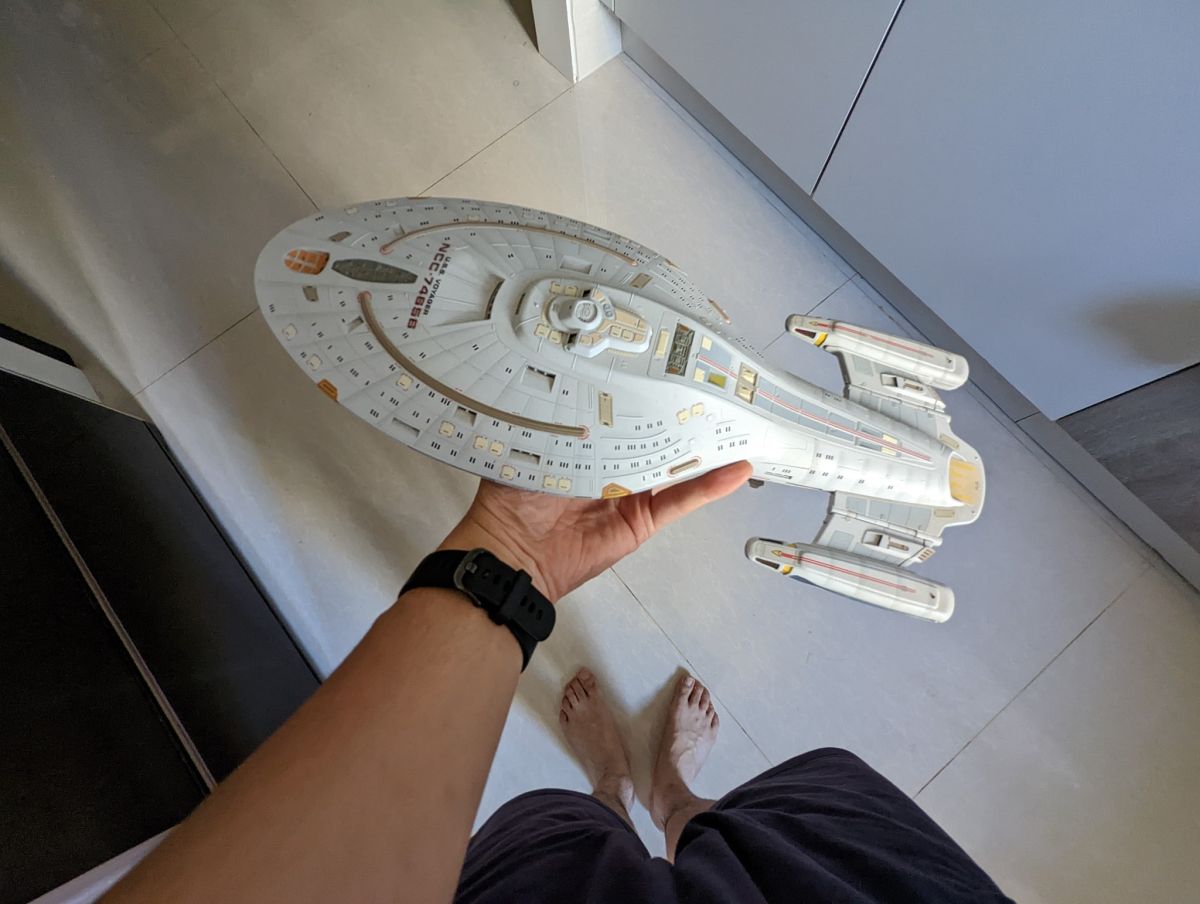 ▲鄭運鵬臉書貼出「勇者號」的照片，並預告明天的「運轉桃園，勝利啟航」誓師大會仍會照常進行。（圖／翻攝鄭運鵬臉書）