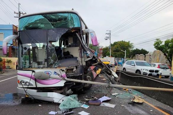 為閃野狗！國光客運猛撞護欄　車頭「削一半」撞斷路燈
