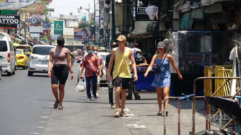 ▲圖為4月13日外國觀光客在泰國考山路商圈逛街。（圖／中央社）