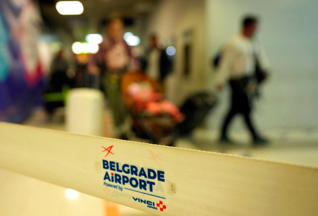 ▲俄國總統蒲亭下令將再徵召30萬人投入戰場，消息一出，大批俄羅斯人急忙逃往國外。圖為出現許多俄國民眾的塞爾維亞機場。（圖／美聯社／達志影像）