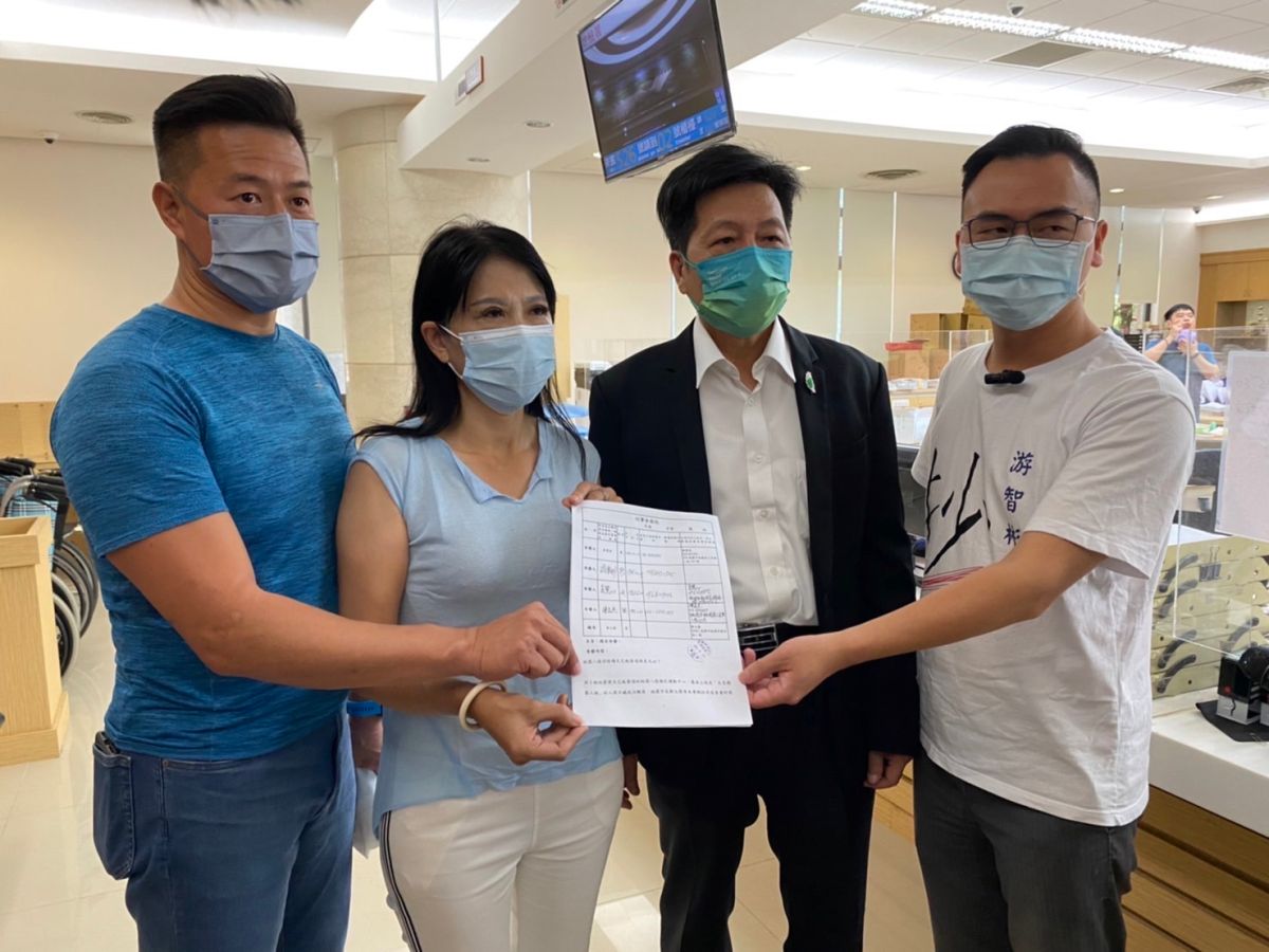 ▲針對八德羽球場天花板崩塌案，鄭寶清今天到地檢署對桃園市長鄭文燦正式告發其涉嫌刑法瀆職、圖利、背信罪。（圖／鄭寶清辦公室提供）