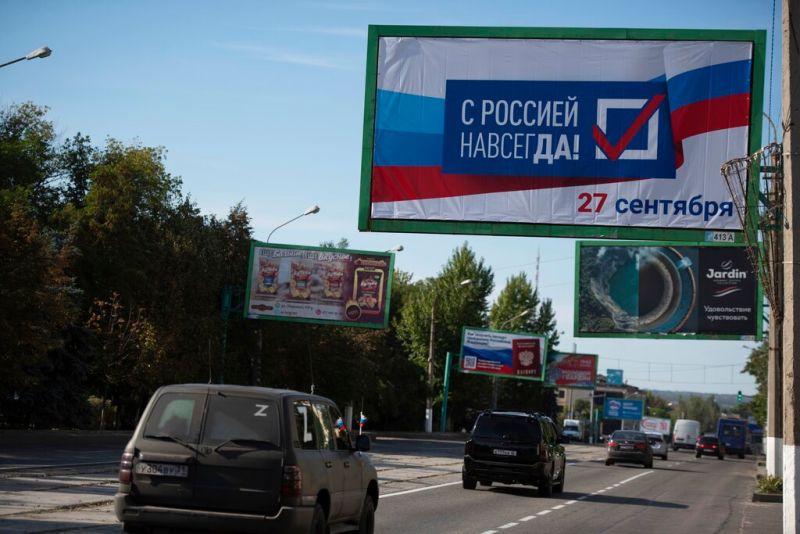 ▲中歐和東歐9個北大西洋公約組織（NATO）會員國的總統今天宣布，他們永遠不會承認俄羅斯吞併烏克蘭領土行徑，並表示支持烏克蘭加入北約。圖為烏克蘭盧甘斯克街道上寫著「與俄羅斯永遠在一起」的廣告牌。（圖／美聯社／達志影像）