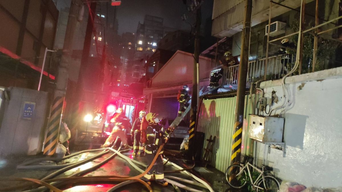 ▲新北市新莊思源路87巷一處精密機械工廠發生火警。（圖／翻攝畫面）