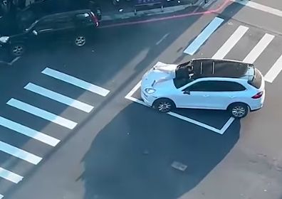 ▲林男執意要開車離開，車子行駛2百多公尺後，林男在中清、英才路口停車，把傅男趕下車。（圖／翻攝記者爆料網）
