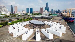▲「台灣設計設計台灣 X 22組台灣設計力」22只貨櫃在高雄港設計中島上擺陣成圓。(圖/高市府文化局提供) ▲「台灣設計設計台灣 X 22組台灣設計力」22只貨櫃在高雄港設計中島上擺陣成圓。(圖/高市府文化局提供)