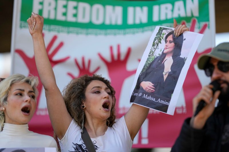 ▲伊朗女子艾米尼（Mahsa Amini）遭「宗教警察」羈押後死亡引發民眾抗議。（圖／美聯社／達志影像）