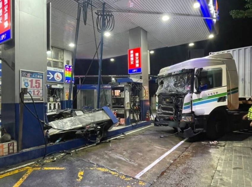 ▲劉男進站時，直接撞上加油島，過程中還波及一輛正在加油的小貨車。（圖／翻攝畫面）