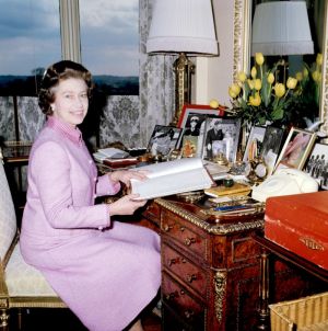 ▲已故英國女王伊莉莎白二世與紅箱的合影舊照。（圖／翻攝自英國王室臉書）