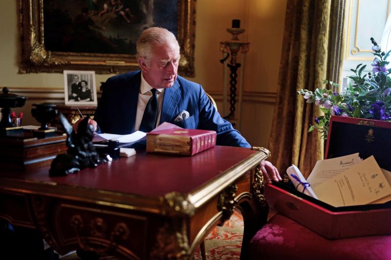▲英國王室23日公布查爾斯三世首次與象徵君主立憲制的「紅箱」，公開合影的照片。（圖／翻攝自英國王室臉書。）