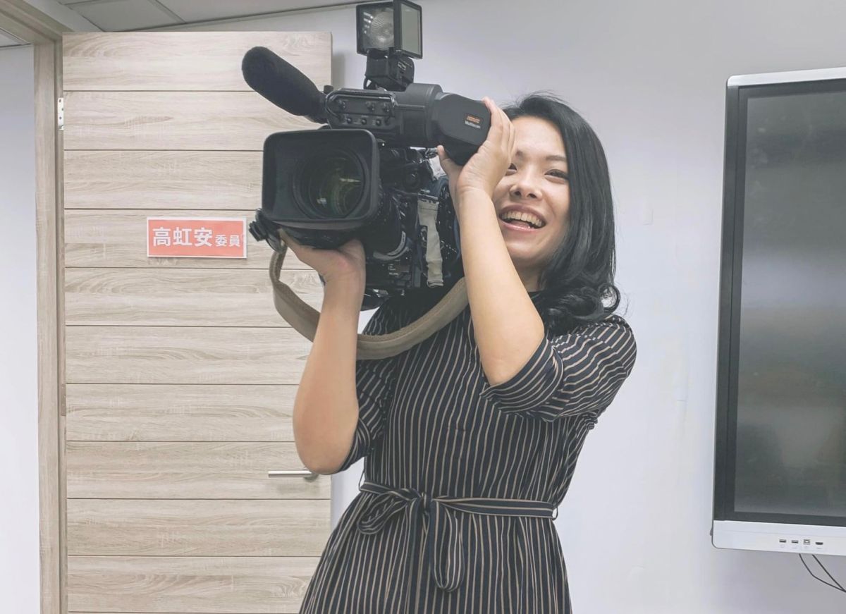 ▲高虹安迴避提問還反拍記者，事後又稱是秀手機殼，引發譁然。（圖／翻攝自高虹安臉書）