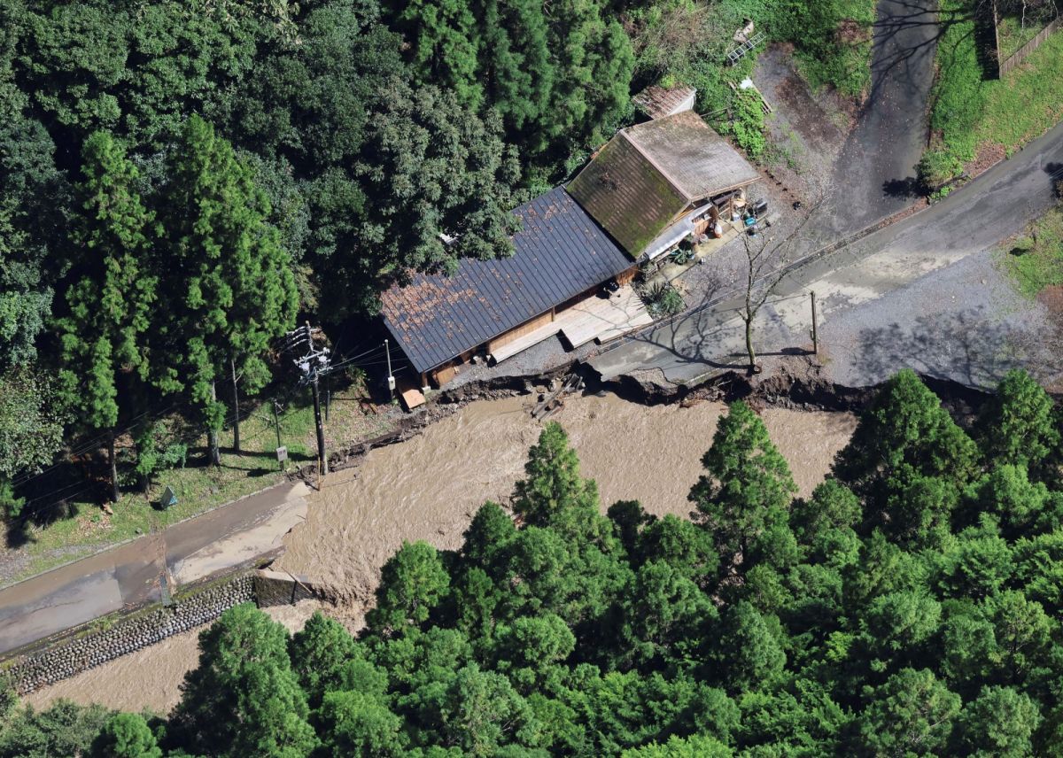 ▲今年第15號颱風塔拉斯這兩天侵襲日本靜岡縣等地，雖然在今天上午減弱為溫帶低氣壓，但已為當地帶來破紀錄累積雨量並釀死傷災情。（圖／美聯社／達志影像）