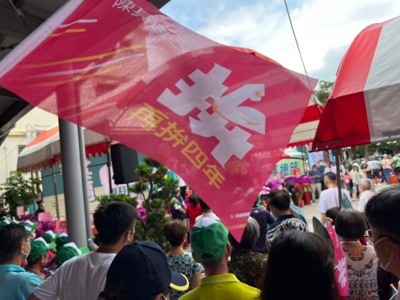 ▲陳其邁競選連任,選用桃紅色為主色,扇子及手搖旗等競選小物曝光後讓支持者爭相索取。(圖/民進黨高雄市黨部提供)