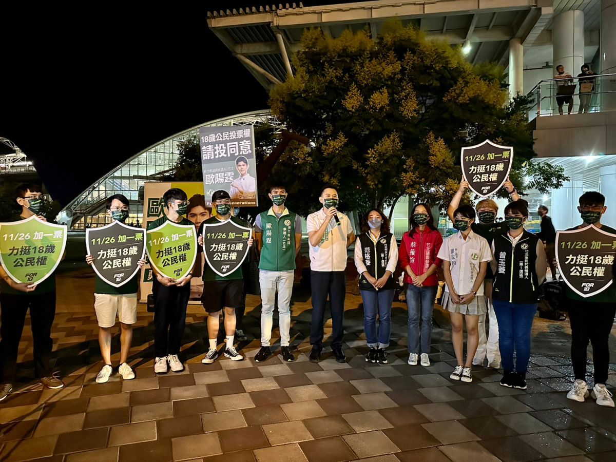 ▲民進黨新竹縣竹北市長候選人鄭朝方，帶領綠營年輕候選人街頭宣講18歲公民權修憲案。（圖/鄭朝方團隊提供）